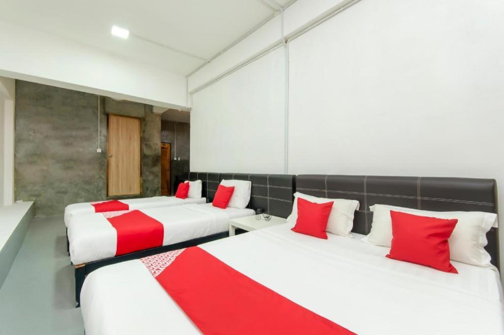 โอโย 43993 แมดสวีท Hotel โกตาคินาบาลู ภายนอก รูปภาพ